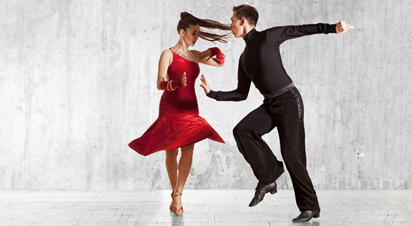 Dans Partnerim - Dans eğitimine (dans eğitimi) katılan bir erkek ve kadın.