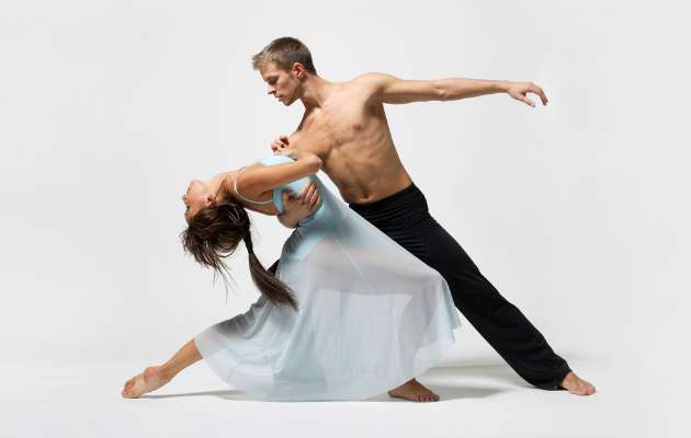 Dans Partnerim - Bir dans grubundaki birkaç dansçı beyaz bir arka planda poz veriyor.