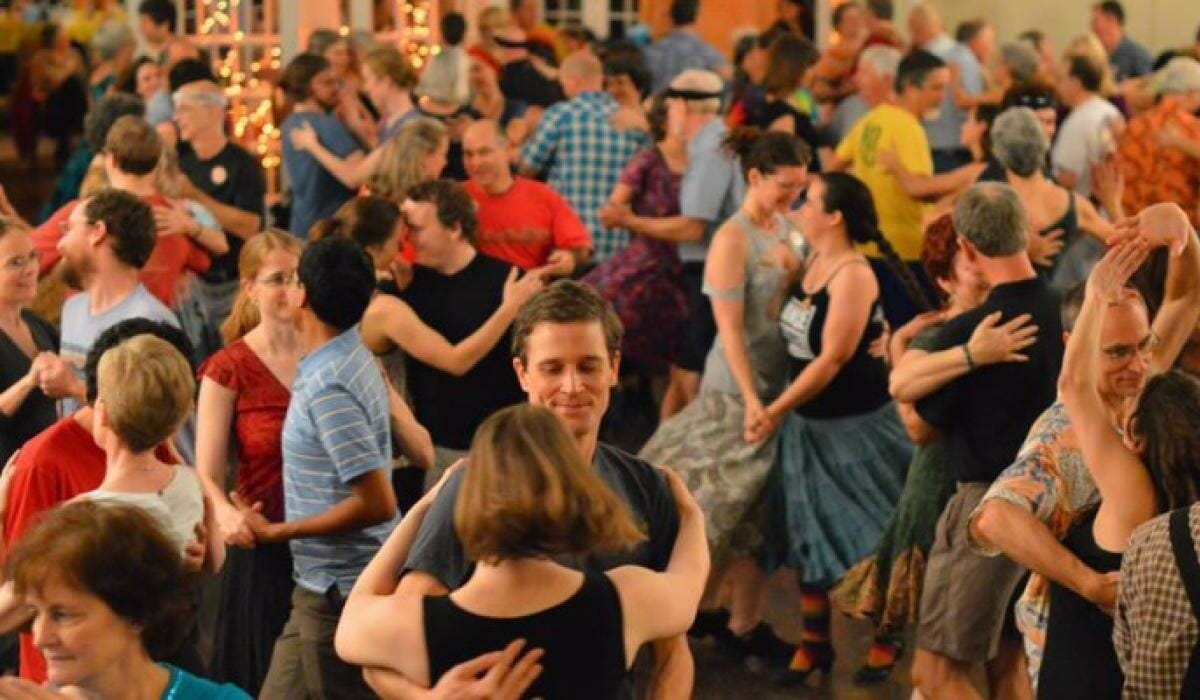 Dans Partnerim - Salsa dans hareketlerini öğrenerek dans gecesine katılan bir grup insan.