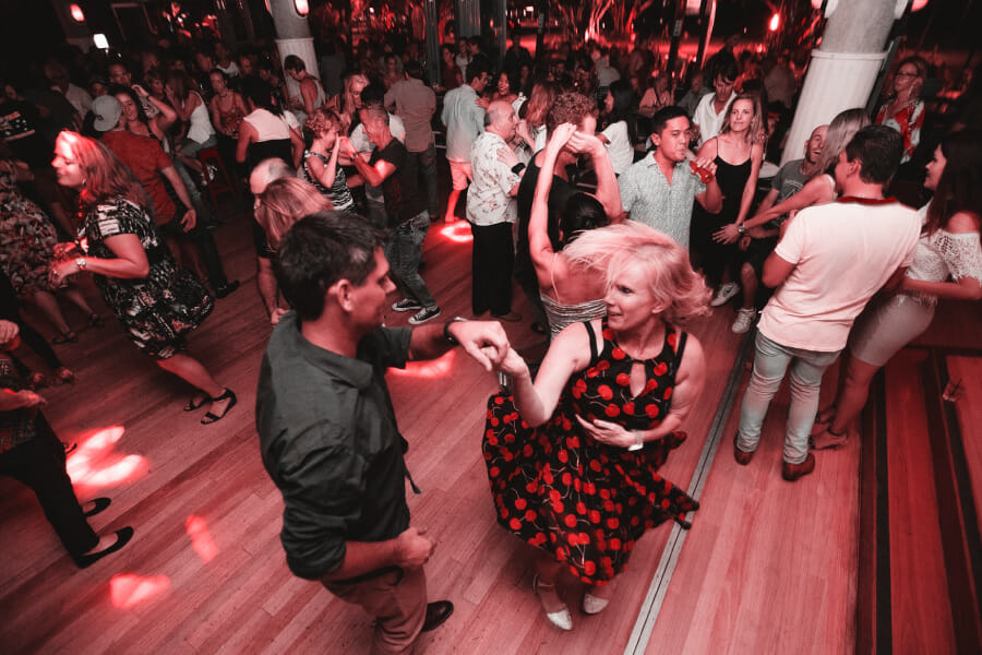 Dans Partnerim - Bir grup insan bir partide salsa ve bachata dansı yapıyor.